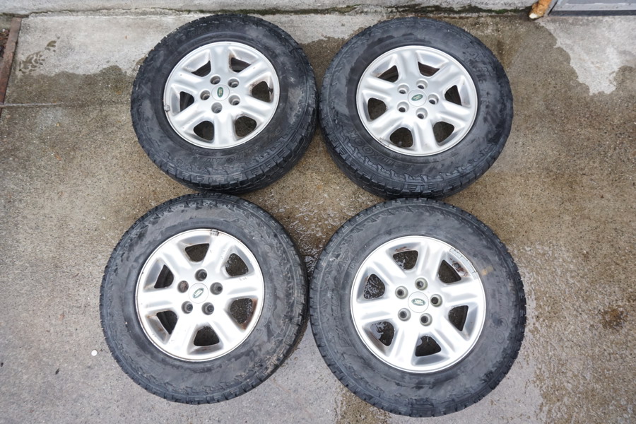 Land Rover 4st fälgar med däck. B29