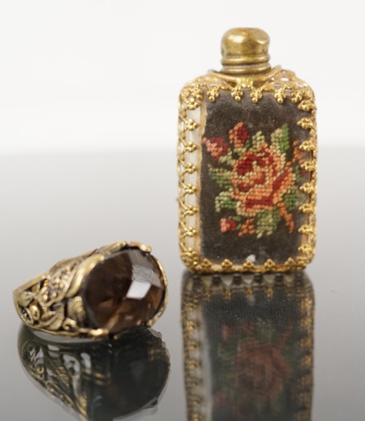 Vintage parfymflaska & ring i mässing. A42