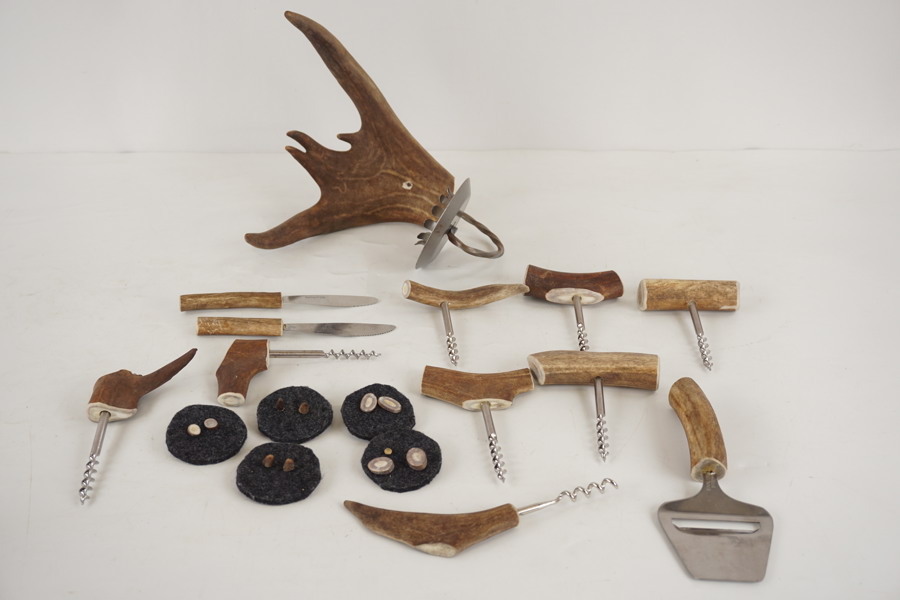 Korkskruv, örhängen av renhorn mm. A55