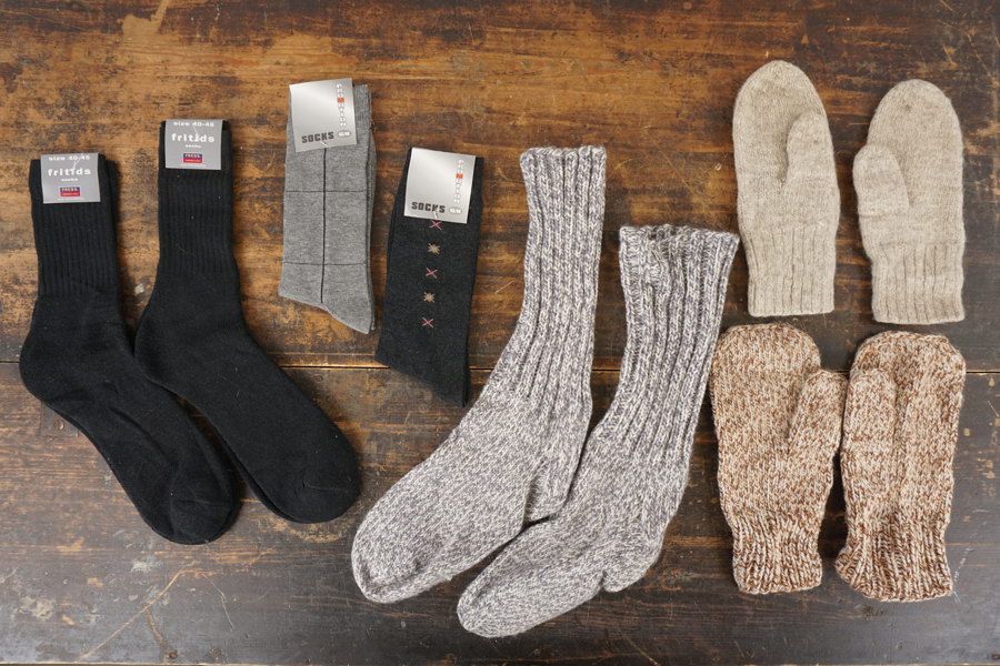 Ullstrumpor, handskar mm. A72