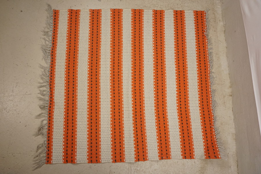 Plastmatta orange-multifärg. B125/