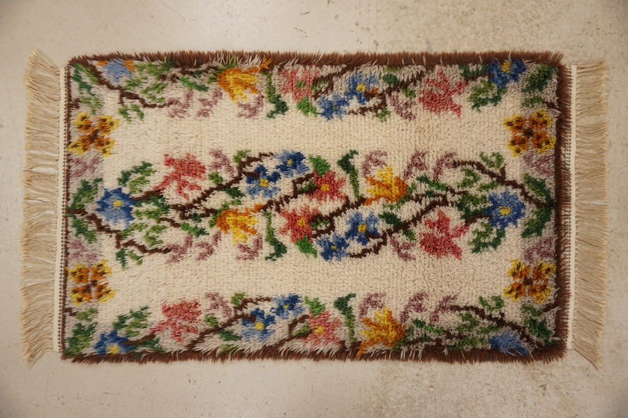Ryamatta blommotiv 77x135. BC64/