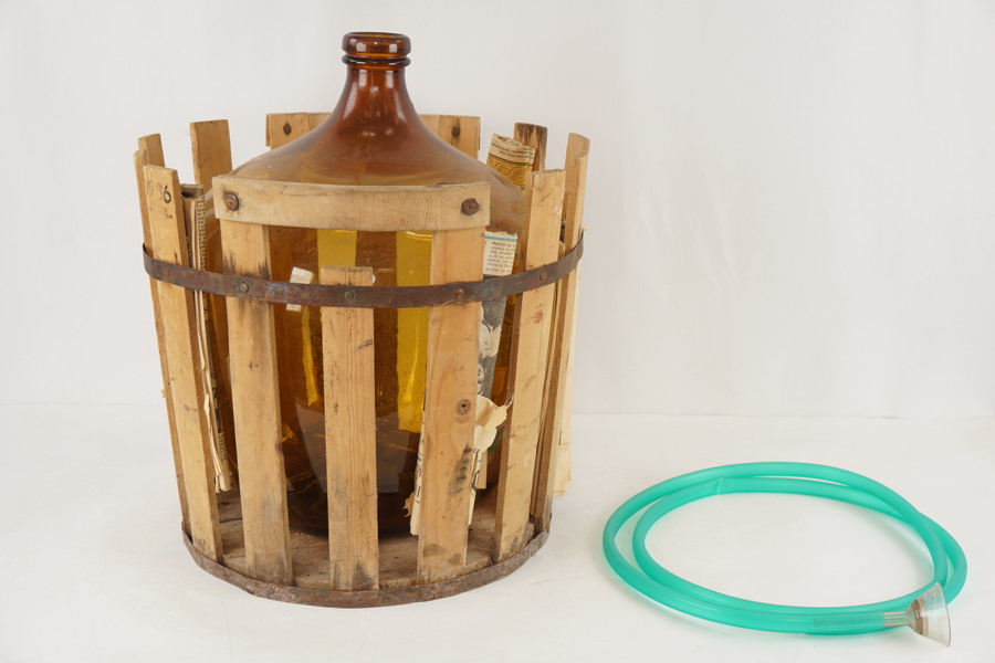 Damejeanne i korg. B97