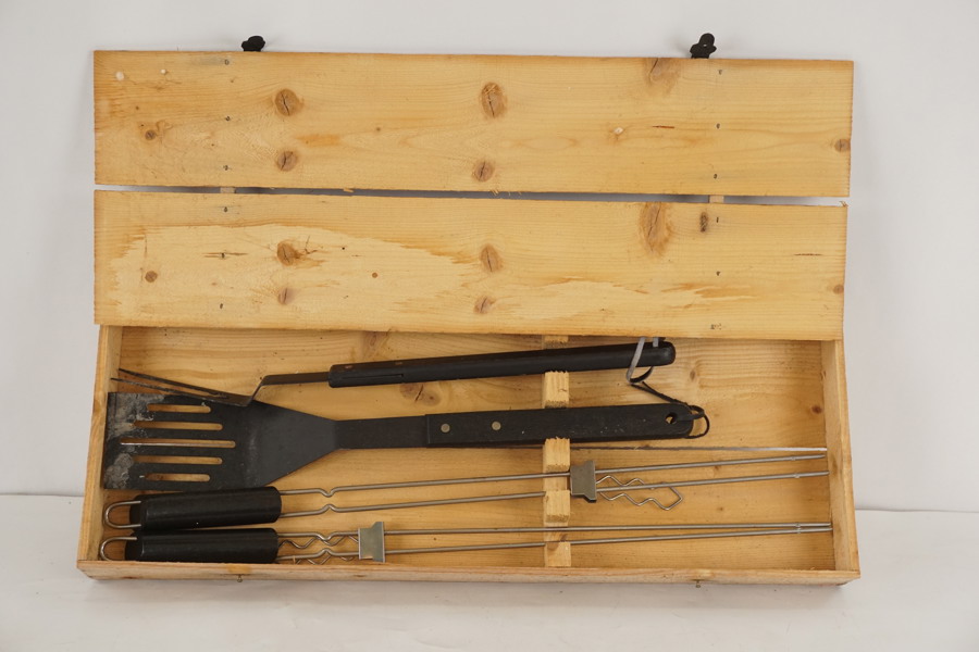 Trälåda med grillset. C15