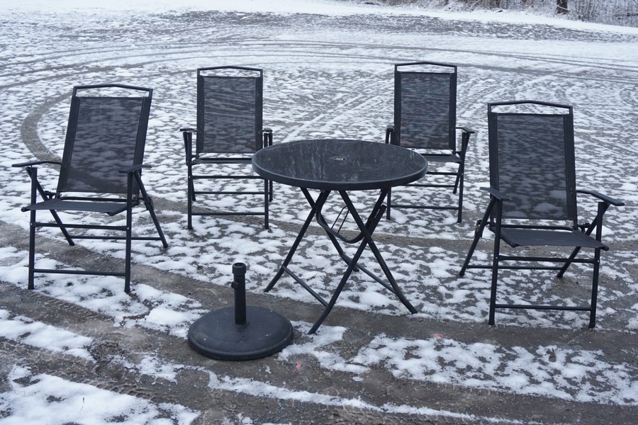 Utomhusset stolar, bord, parasol. B123