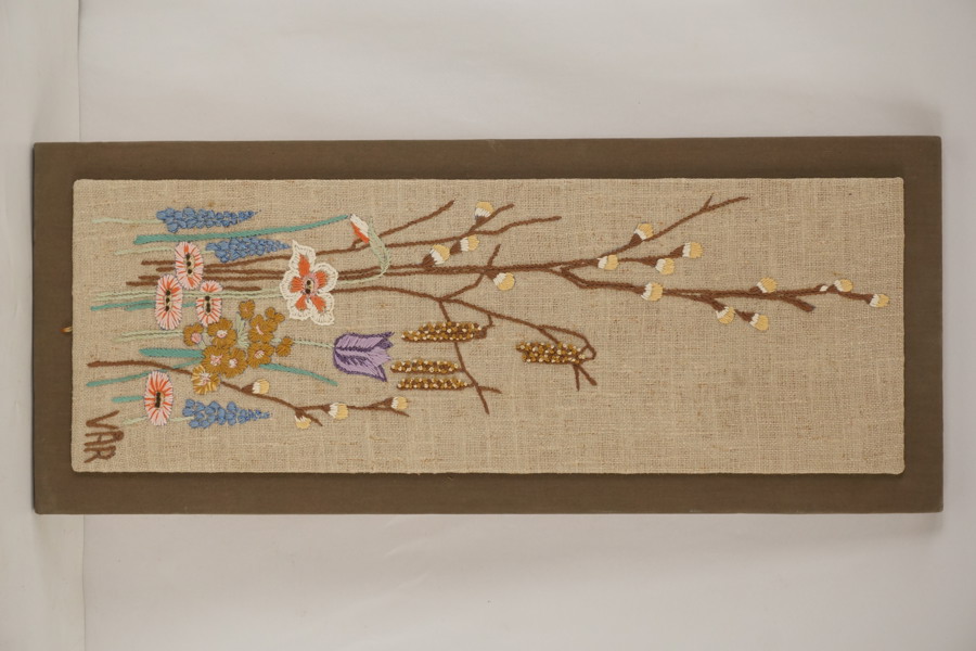 Vår Handbroderad tavla blomma 27x66. M18