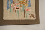 Vår Handbroderad tavla blomma 27x66. M18