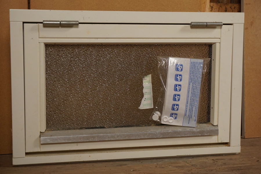 SP badrumsfönster utåtgående 685-435. U907