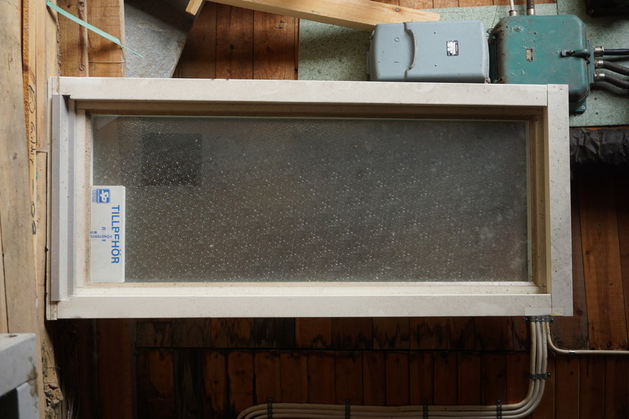 SP Badrumsfönster inåtgående häger 6-13. T963