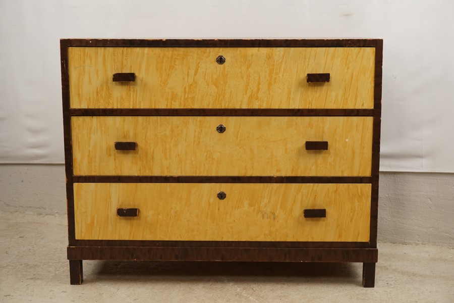 Byrå med 3 lådor. B162