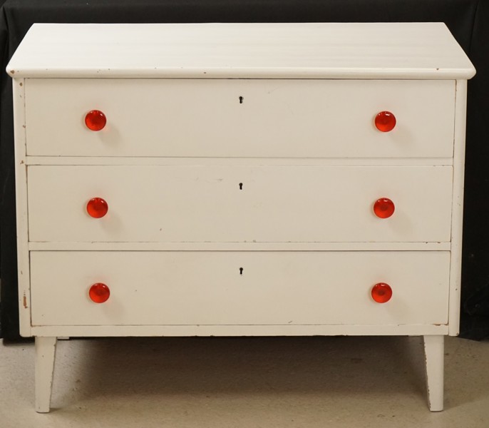 Byrå med 4 lådor, vitmålad. B190