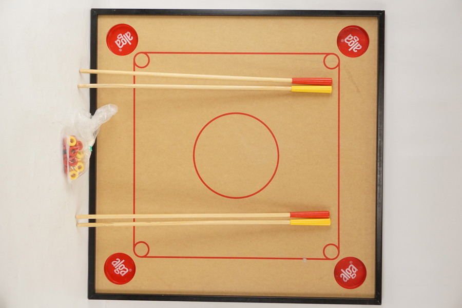 Alga Couronnespel i trä. B252