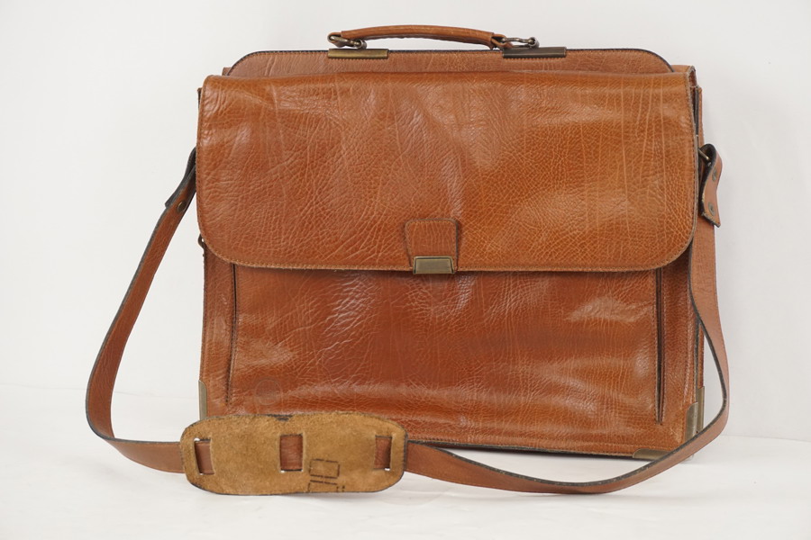 Three bags Portfölj / väska. A148