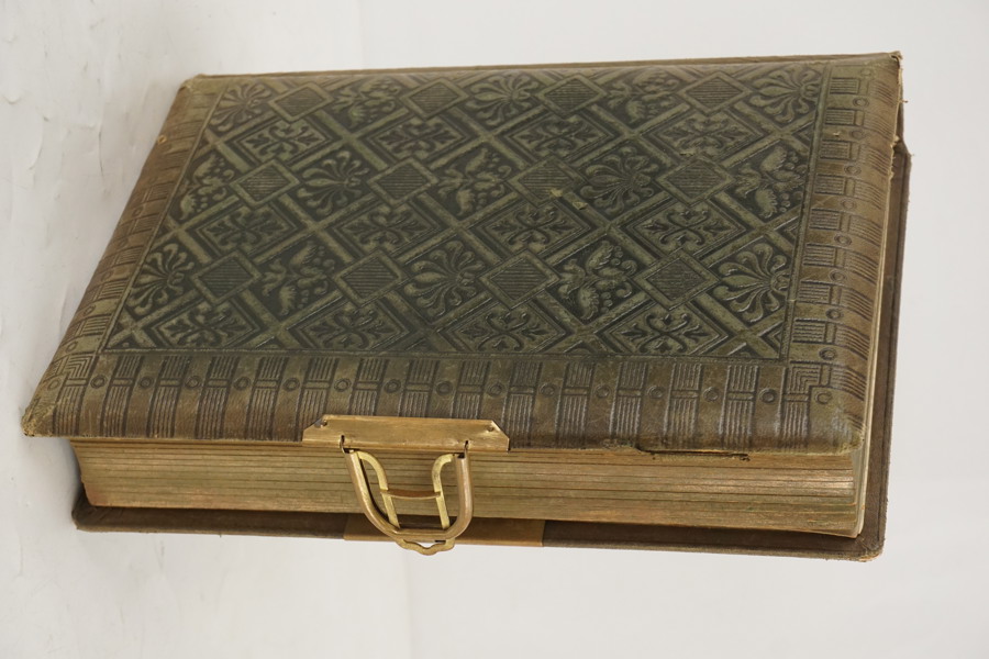 Antikt fotoalbum. A153