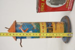 Vintage plåtask, mekaniskt leksak mm. A163