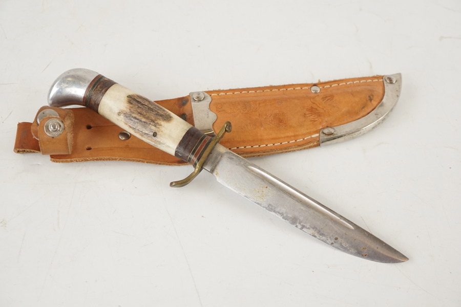 Kniv med läderslida. A185