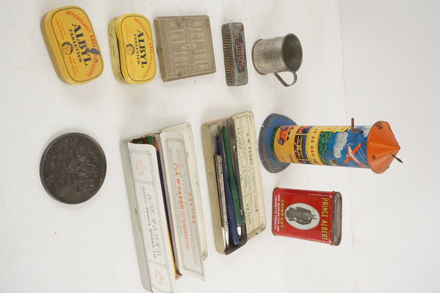 Vintage plåtask, mekaniskt leksak mm. A163/