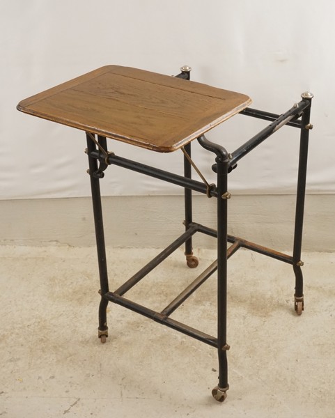 Skrivmaskinsbord. B3