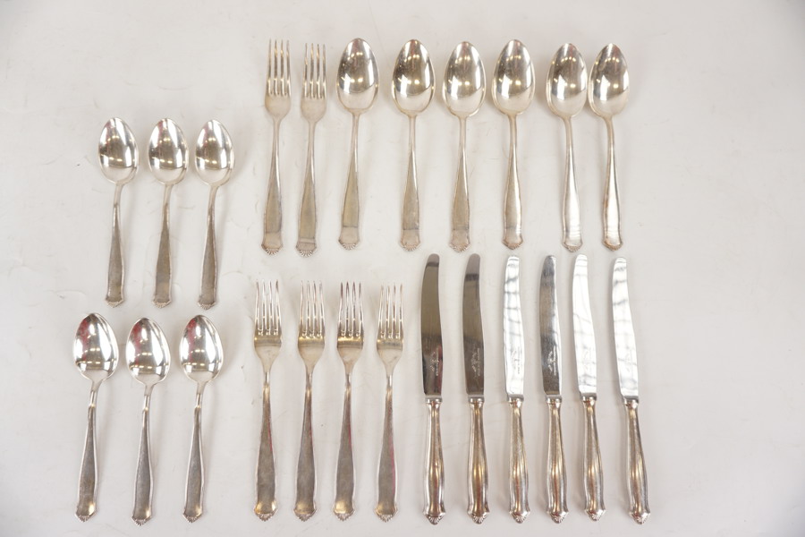 Bestick i nysilver. A86