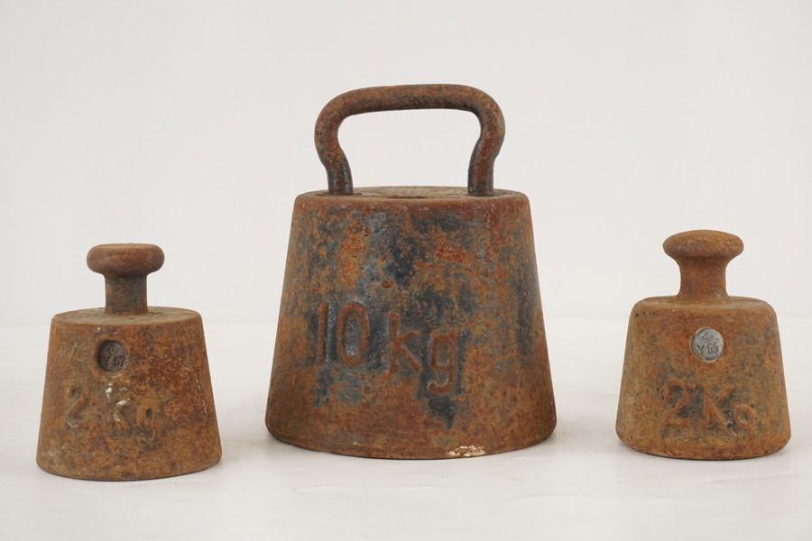 3st Vikter i gjutjärn med äldre kröningar. C36/