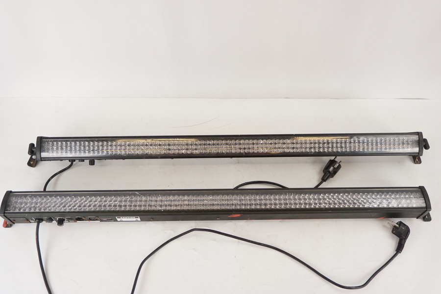 2st RGB Behringer LED Floodlight Bar. B17