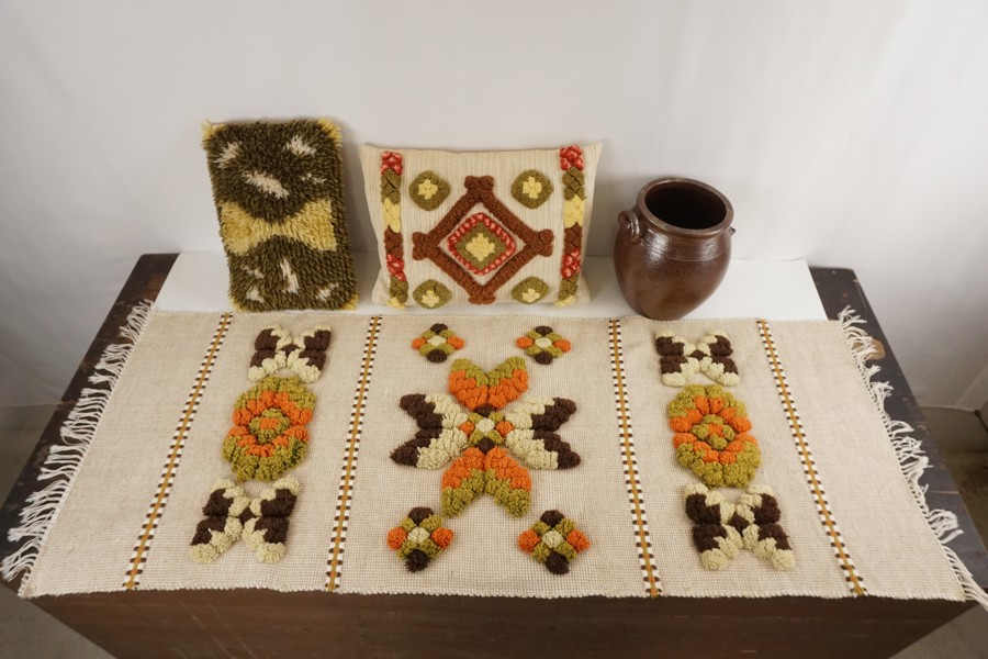 Bonad matta, krus Höganäs, kuddar mm. BC100/