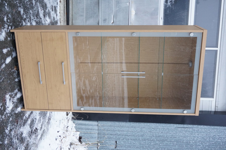 Vitrinskåp. B124/