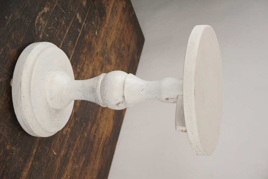 Piedestal vitmålat. B245/