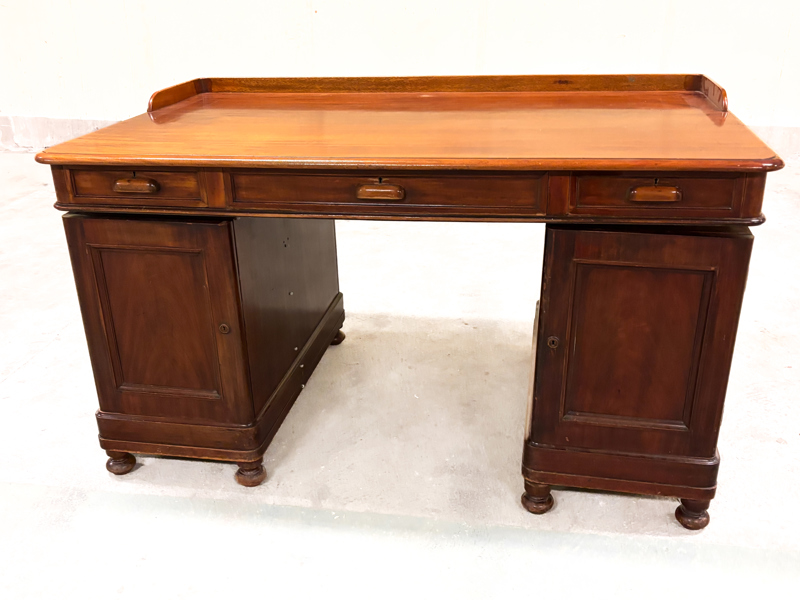 Skrivbord med kant ÖCL7