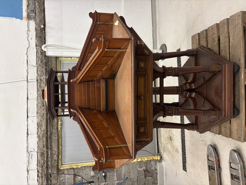 Skrivpulpet med kristall lampa från äldre bank L1