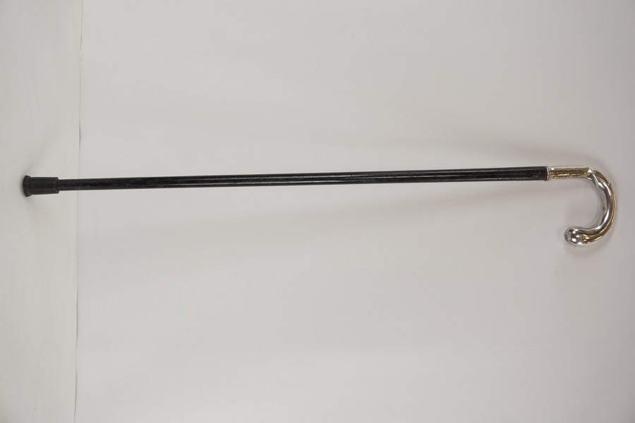 Käpp med silverhandtag skadad. A25/