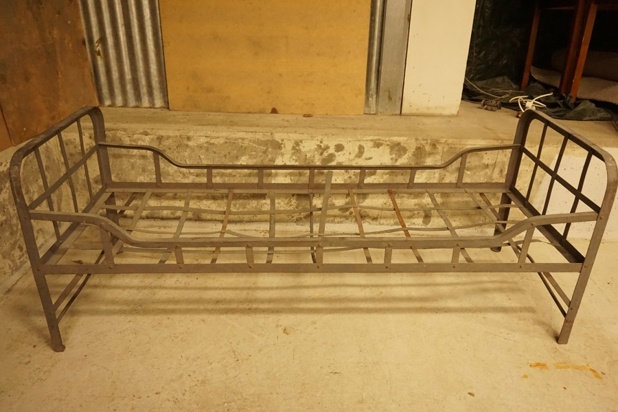 Militärsäng i metall. B70 