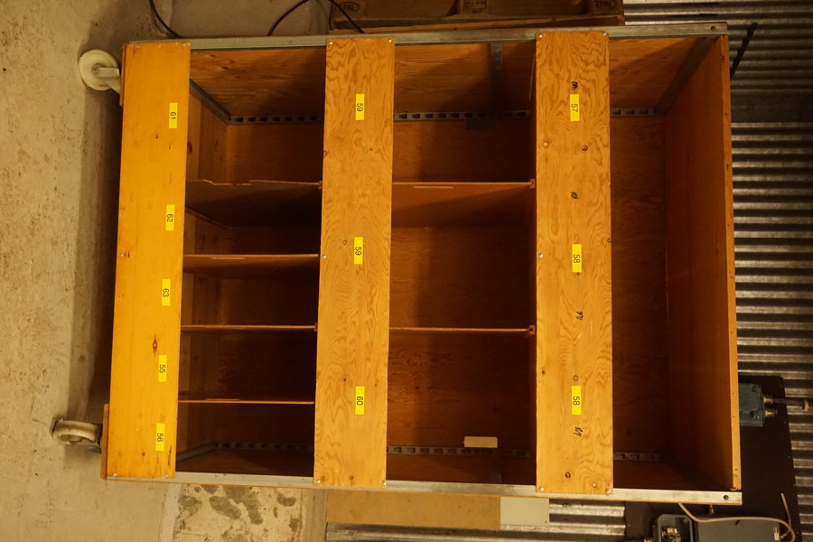 Trähylla på hjul/sortimenthylla. B75