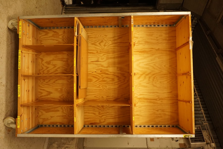 Trähylla på hjul/sortimenthylla. B76