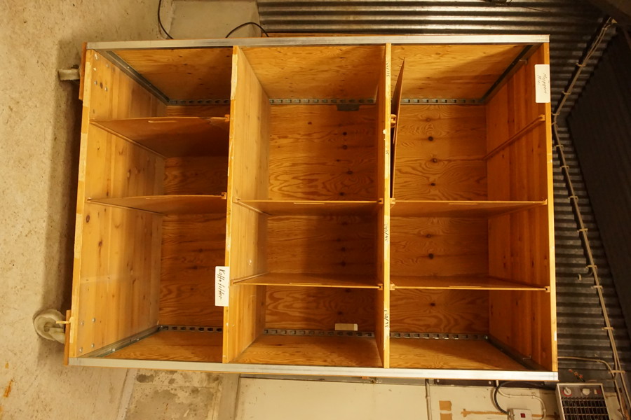 Trähylla på hjul/sortimenthylla. B80