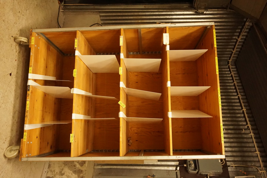 Trähylla på hjul. B84