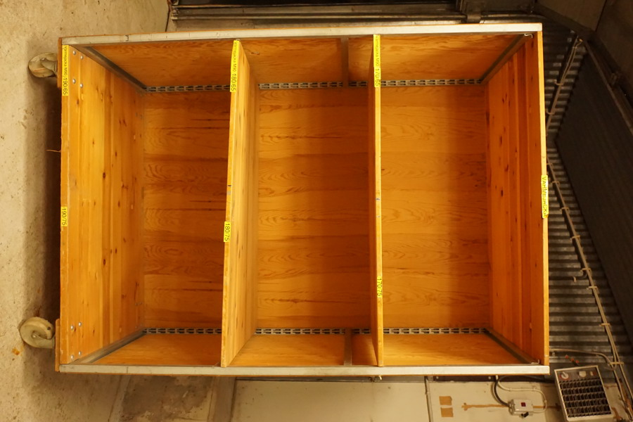 Träskåp på hjul. B86