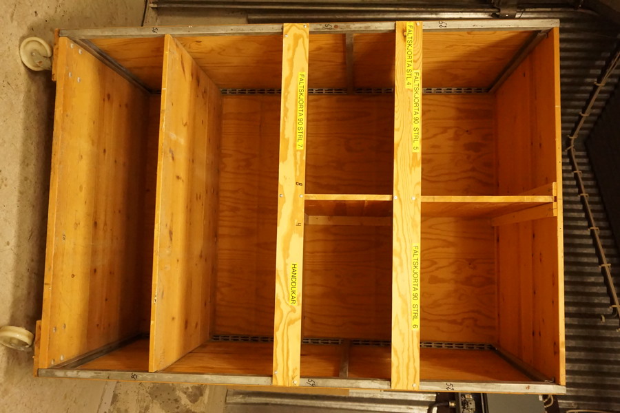 Träskåp på hjul. B88