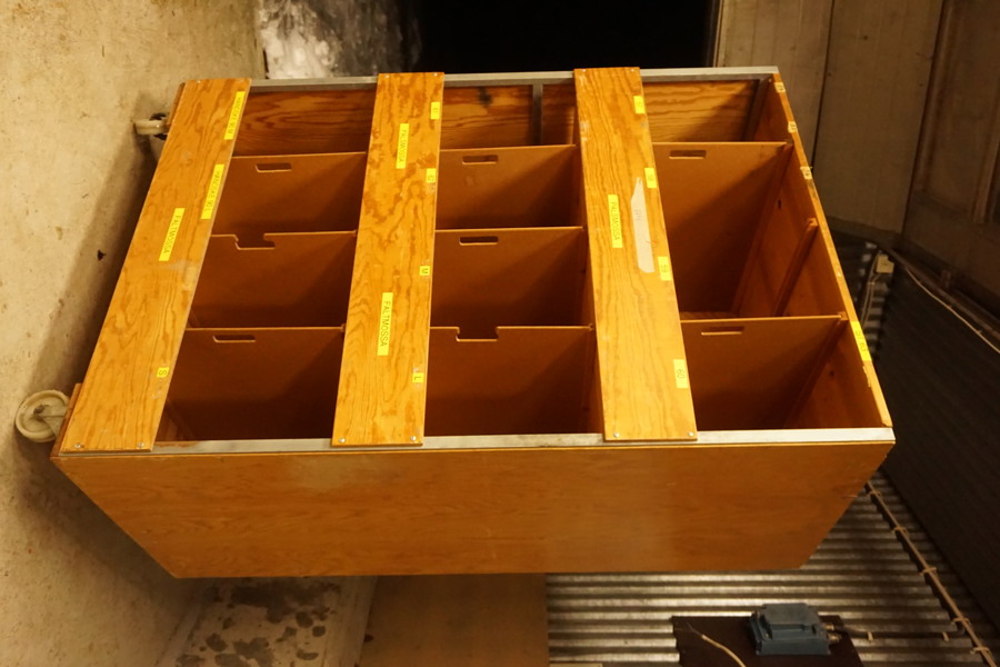 Träskåp på hjul. B90