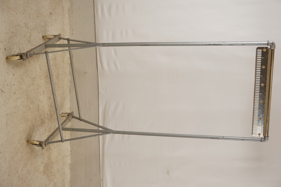 Planschställ i metall på hjul. B95