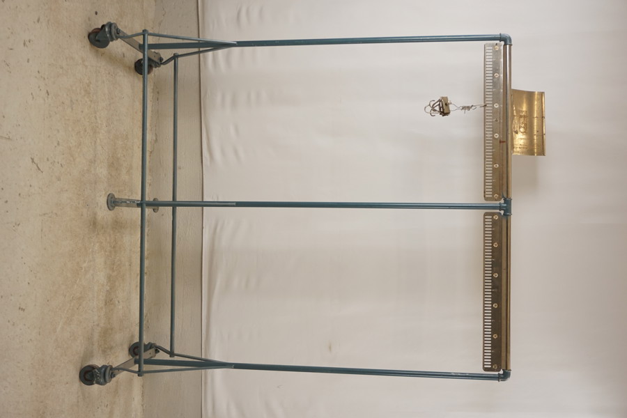 Planschställ i metall på hjul. B96