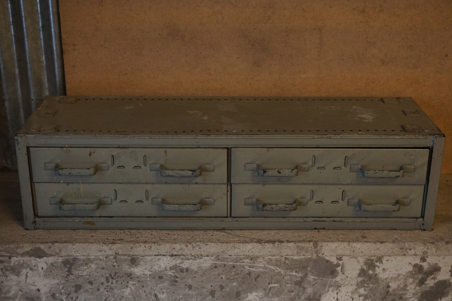 Militär Verkstadsinredning med 4 lådor. B104