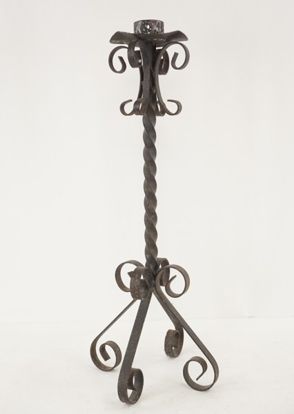 Golvljusstake i smide. B64