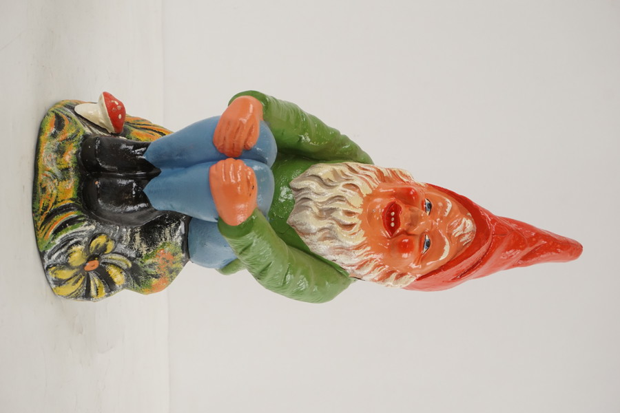 Trädgårdstomte sittande. G25