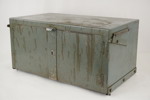 Militärt metallskåp. B122