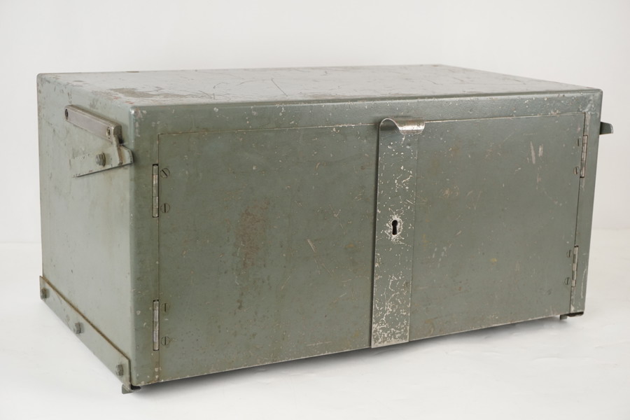 Militärt metallskåp. B123