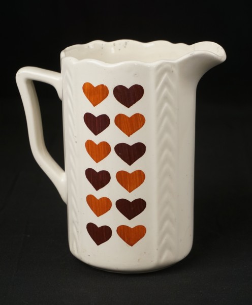 Gräddkanna/mjölkkanna dekorerad med hjärtan. G44