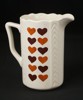 Gräddkanna/mjölkkanna dekorerad med hjärtan. G44