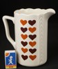 Gräddkanna/mjölkkanna dekorerad med hjärtan. G44