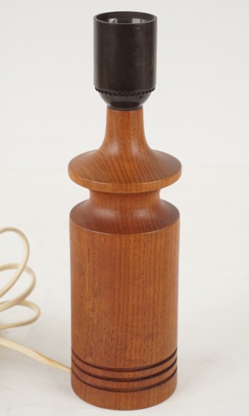 Vintage bordslampa i teak. A167